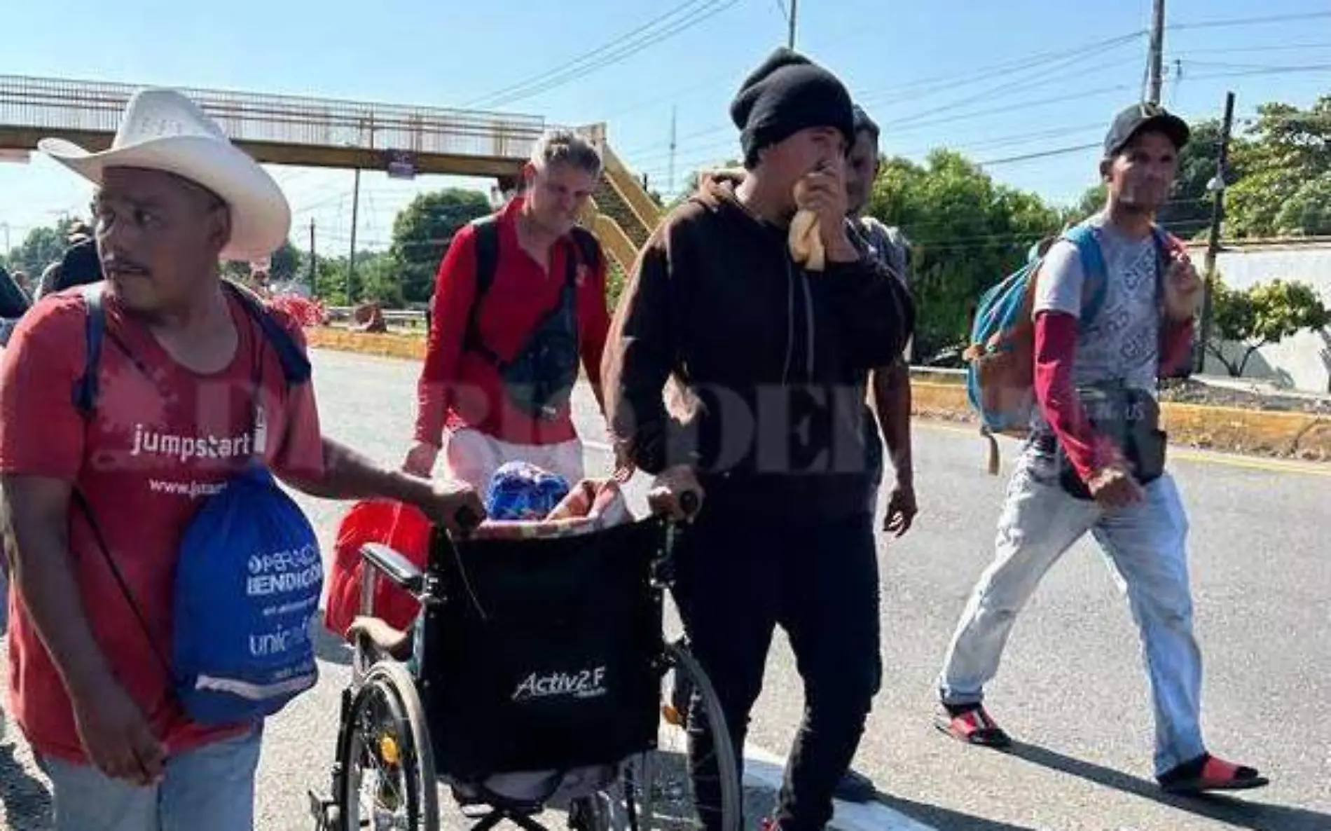 migrantes caminando en la carretera costera (1)